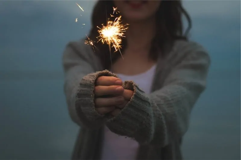 Cheap new years eve idea: sparklers with the kids | Swoosh Finance