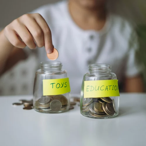 you can teach kids about money using a clear jar | Swoosh Finance