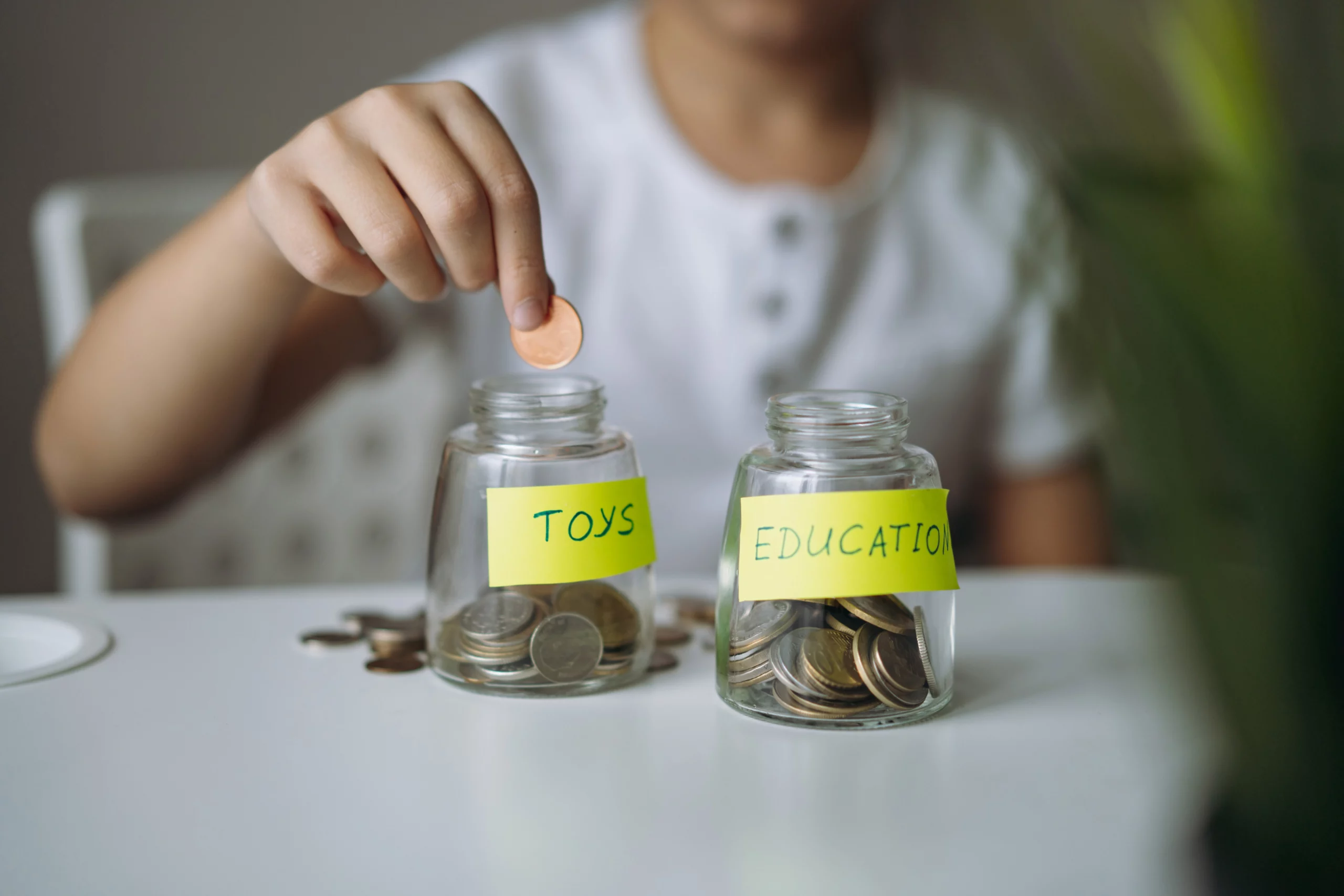 you can teach kids about money using a clear jar | Swoosh Finance