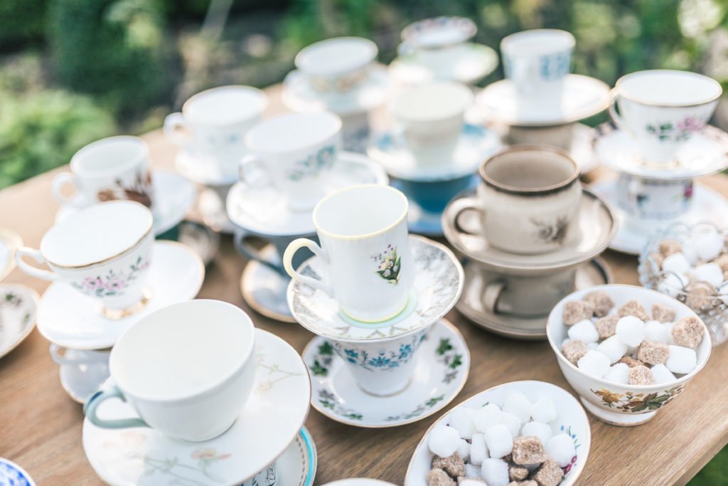 Buy cheap tableware from op shops for you wedding - swoosh finance