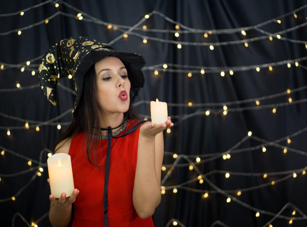 Cheap decoration idea for Halloween: Light the house using only fairy lights and fake candles | Swoosh Finance 