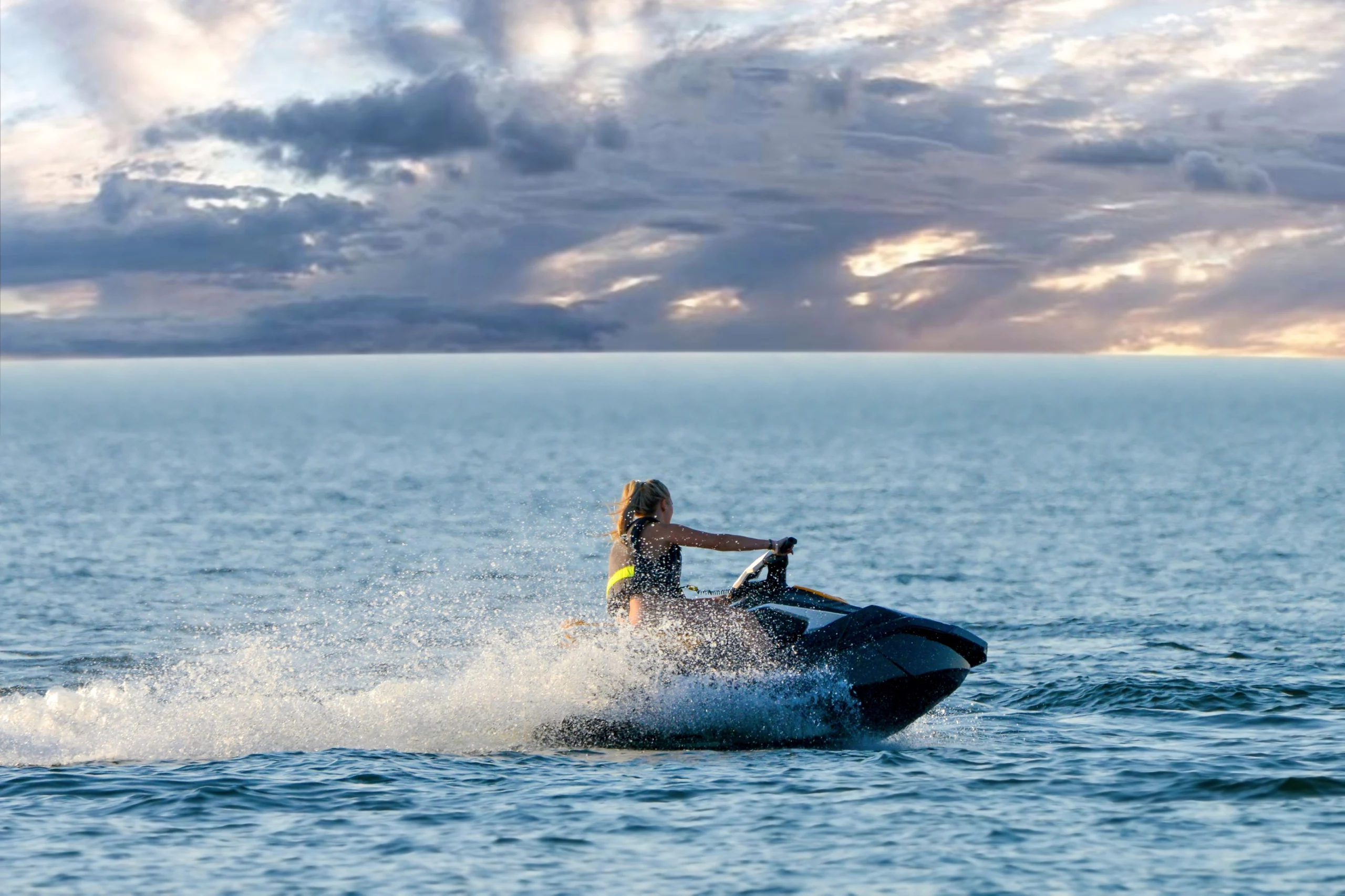 cheap but thoughtful christmas gifts: time on a jet ski | Swoosh Finance