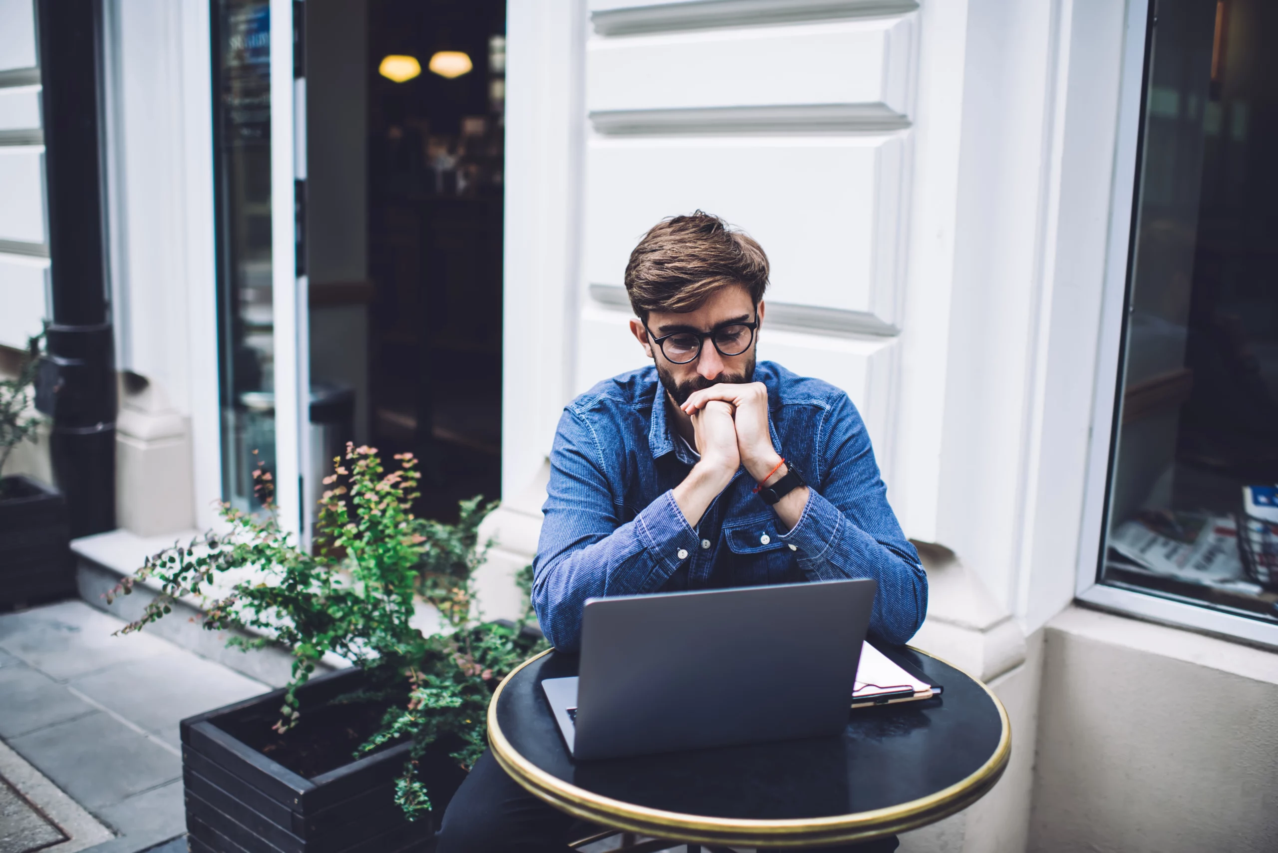 Man reading about cons of payday loans | Swoosh Finance