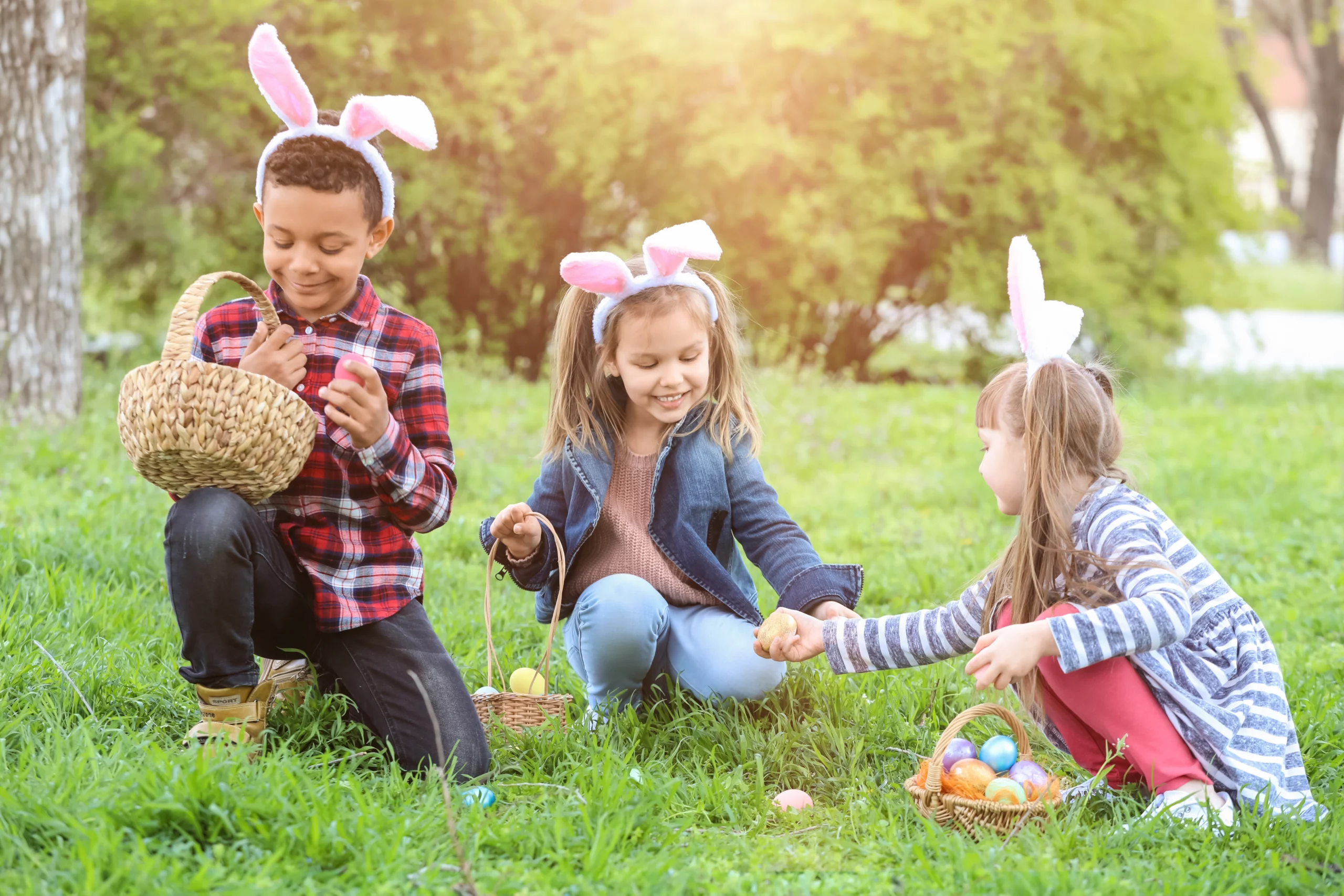 cheap Easter ideas: children go on an Easter egg hunt | Swoosh Finance