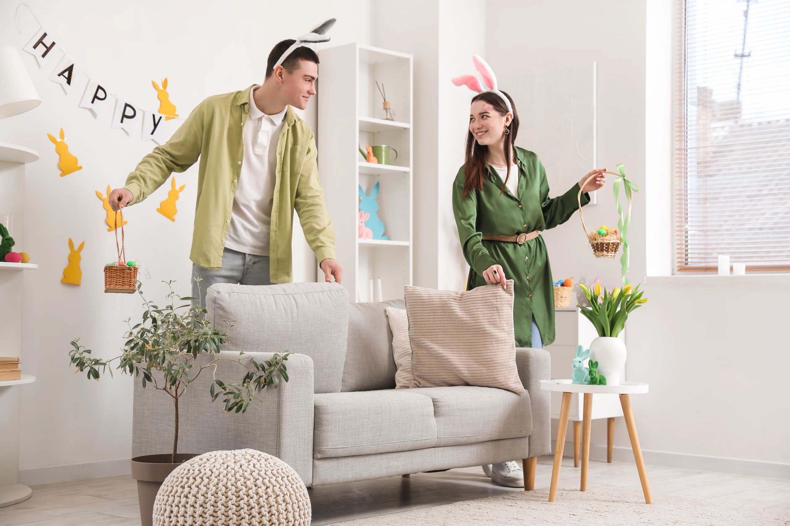 cheap Easter ideas: man and woman put up Easter decorations | Swoosh Finance