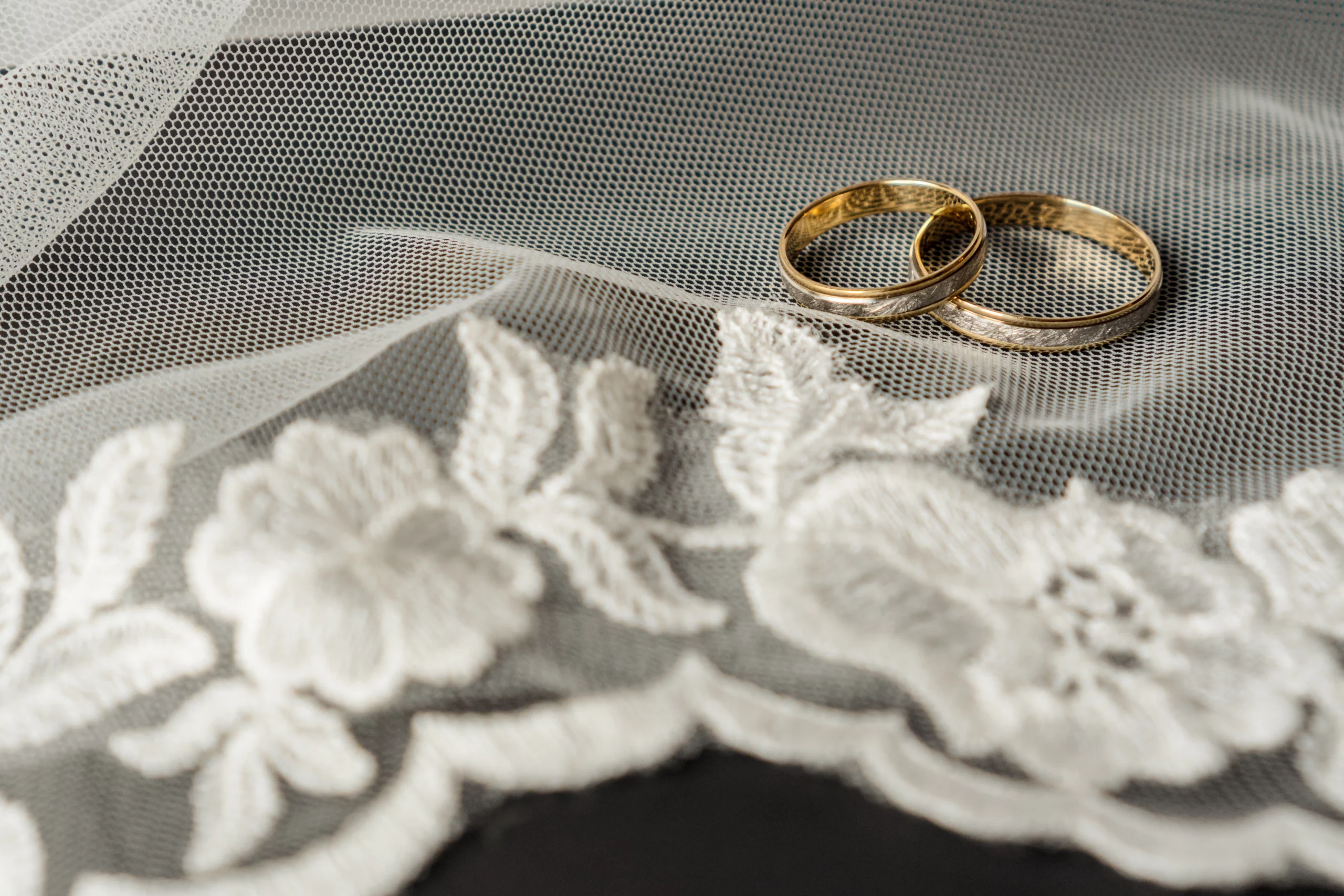 Cheap wedding ideas; alternative wedding ring ideas | Swoosh Finance