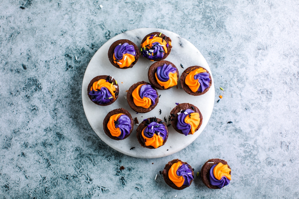 Simple orange and purple swirled icing on cupcakes for a halloween vibe