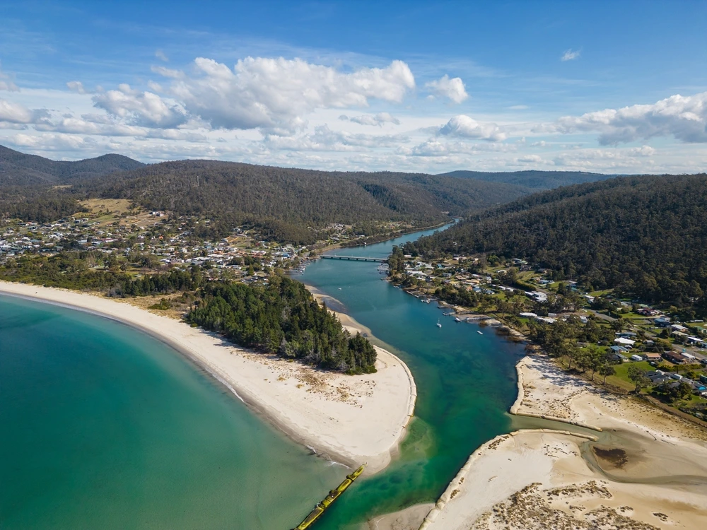 Joining river and coast in Tasmania
