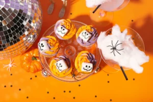 15 Cheap Ideas for DIY Halloween Decorations: Marshmallow face cupcakes